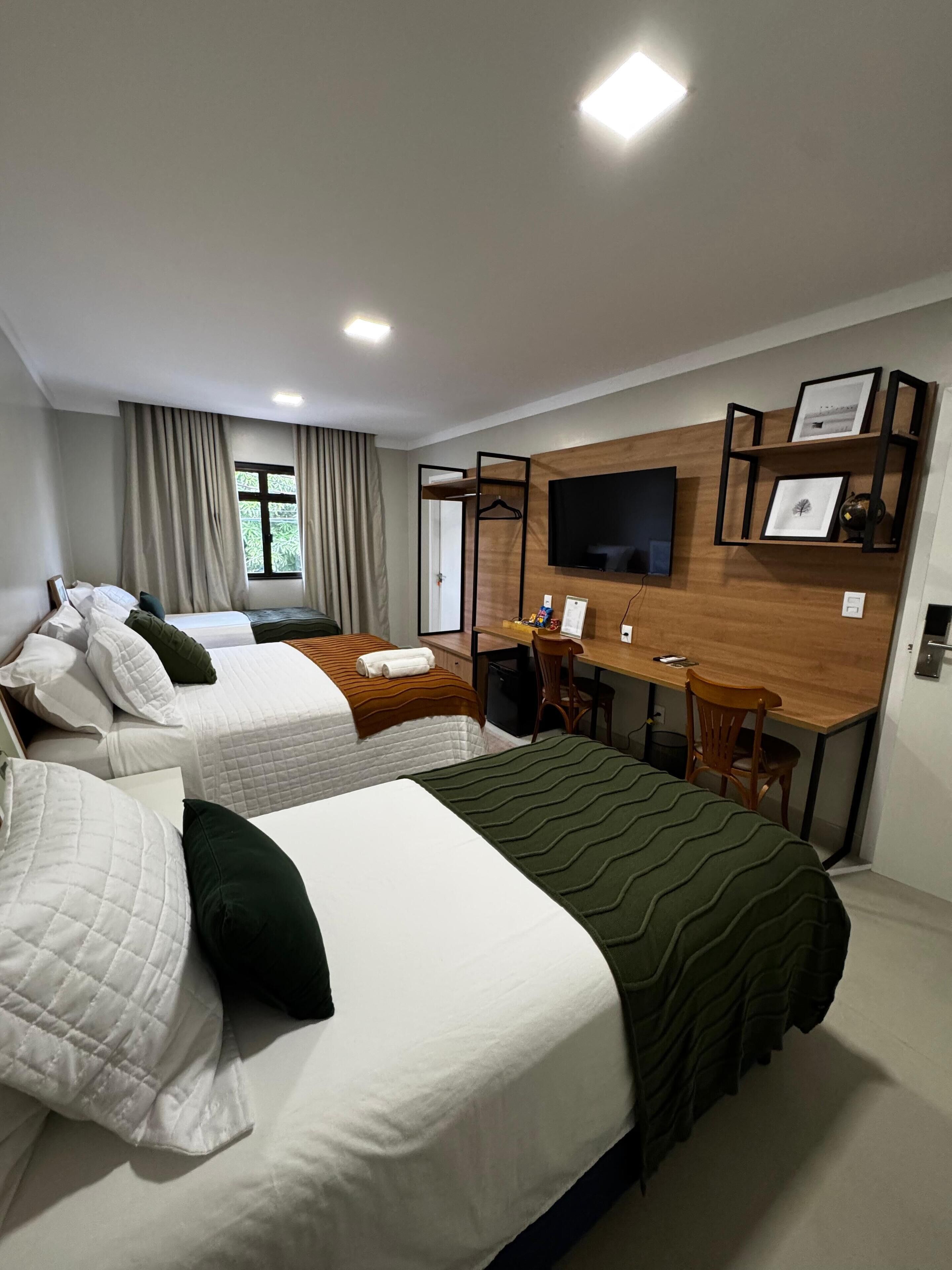 مساحة عمل للكمبيوتر المحمول وستائر تعتيم ومكواة/لوح كي وواي فاي مجانًا