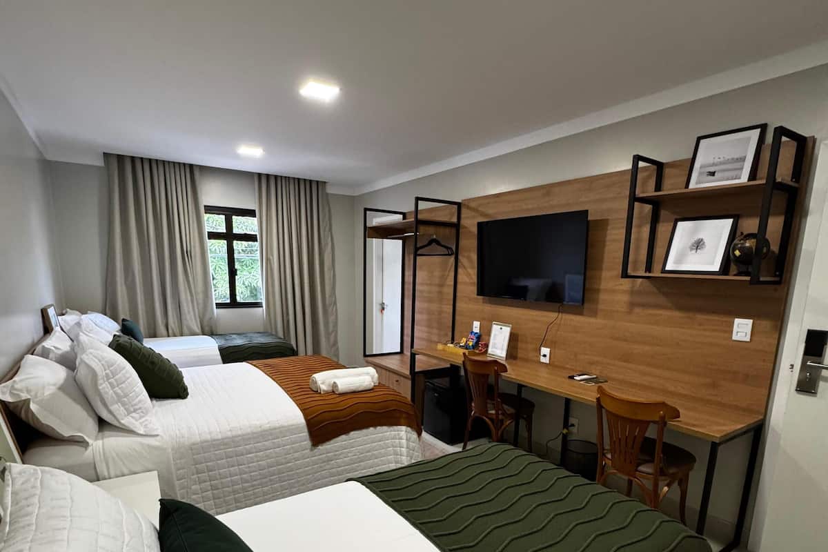 Kolmen hengen premium-huone | Kannettavalle tietokoneelle sopiva työtila, pimennysverhot