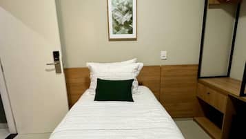 Habitación individual estándar | Baño | Ducha, secador de pelo, toallas y jabón