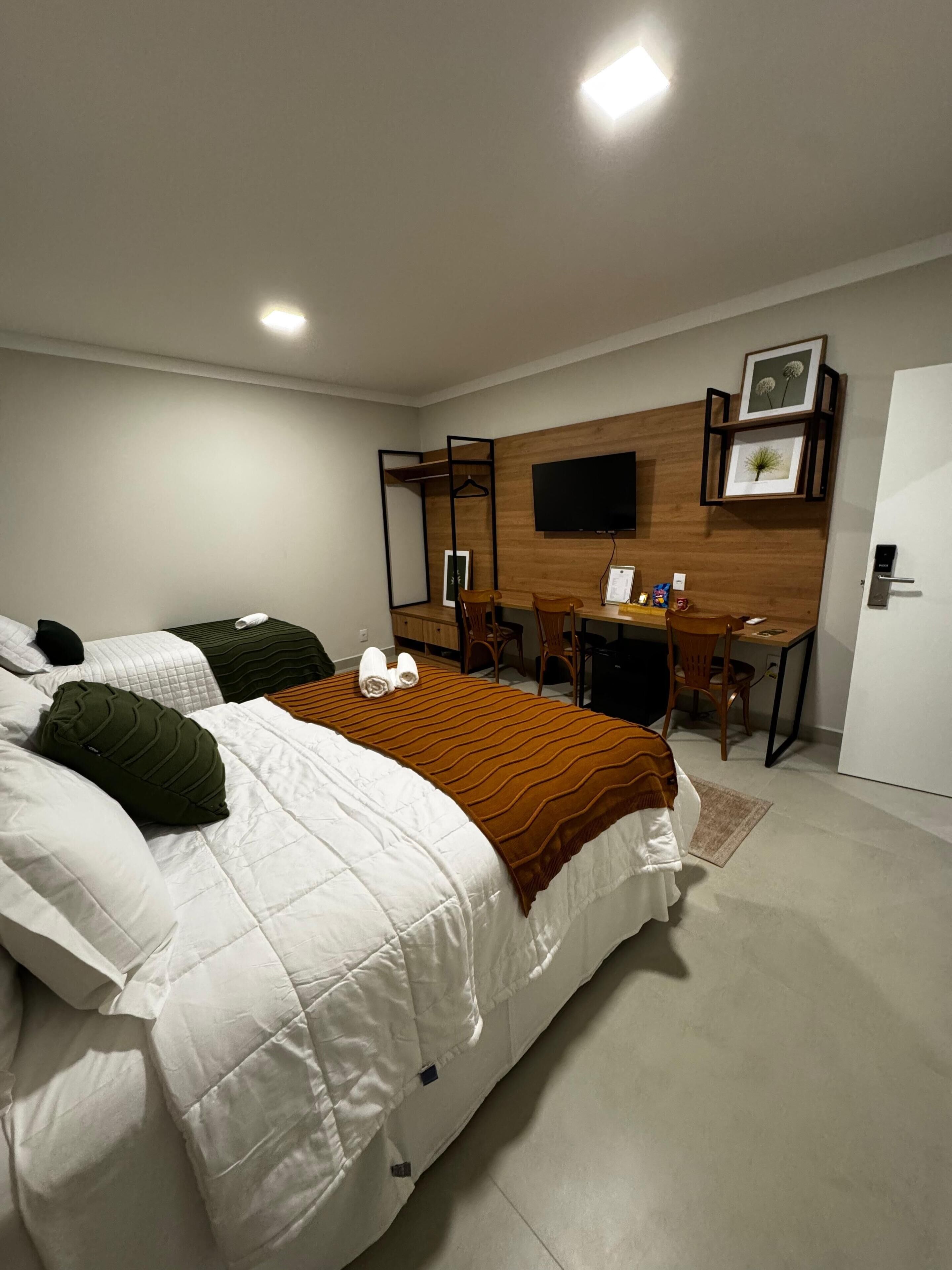 مساحة عمل للكمبيوتر المحمو ل وستائر تعتيم ومكواة/لوح كي وواي فاي مجانًا