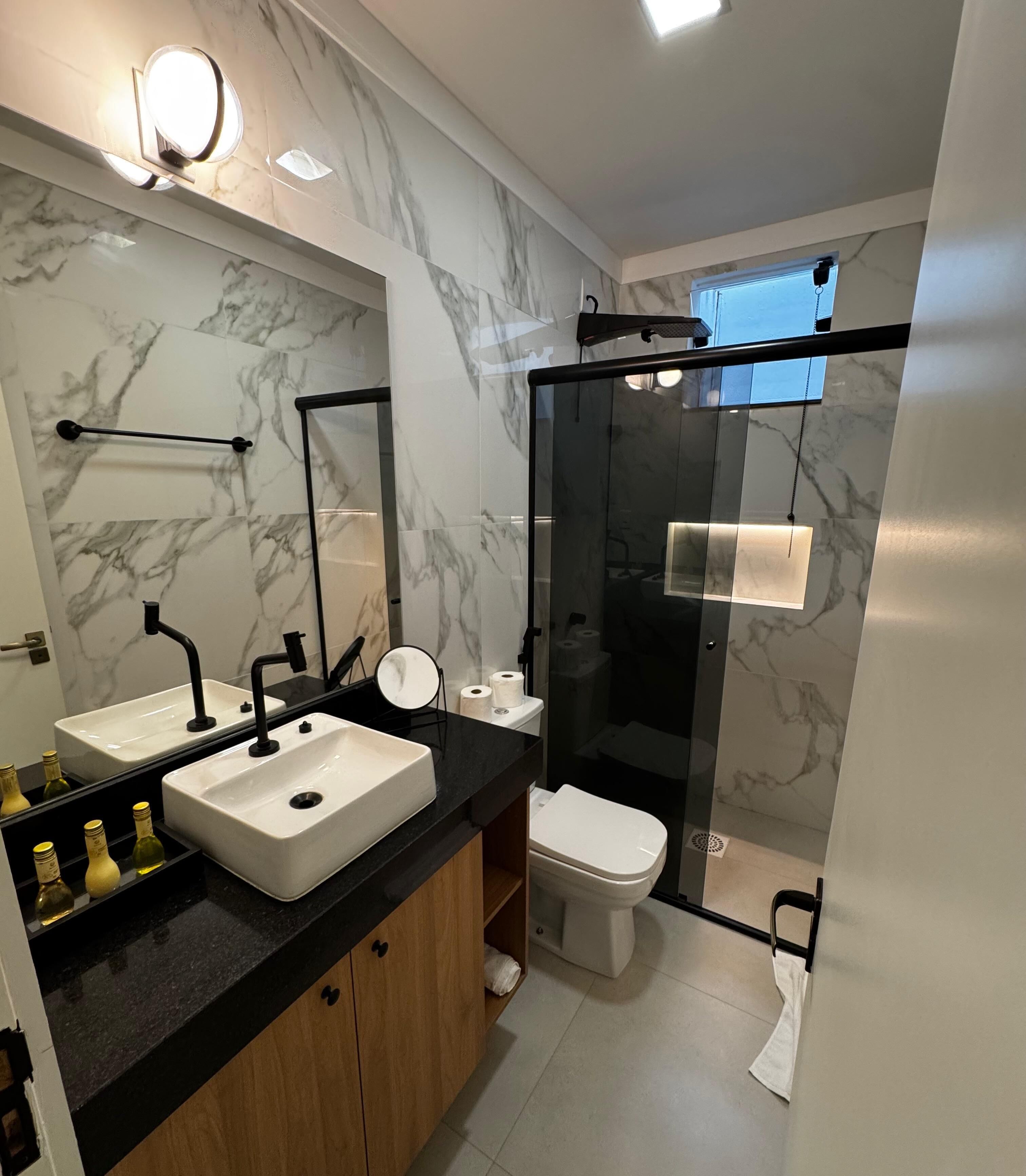 Premium Triple Room | Bathroom | Shower, free toiletries, hair dryer, towels