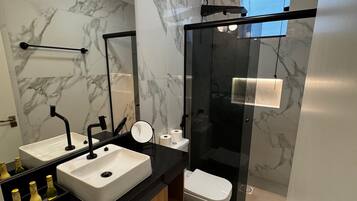 Premium Triple Room | Bathroom | Shower, free toiletries, hair dryer, towels