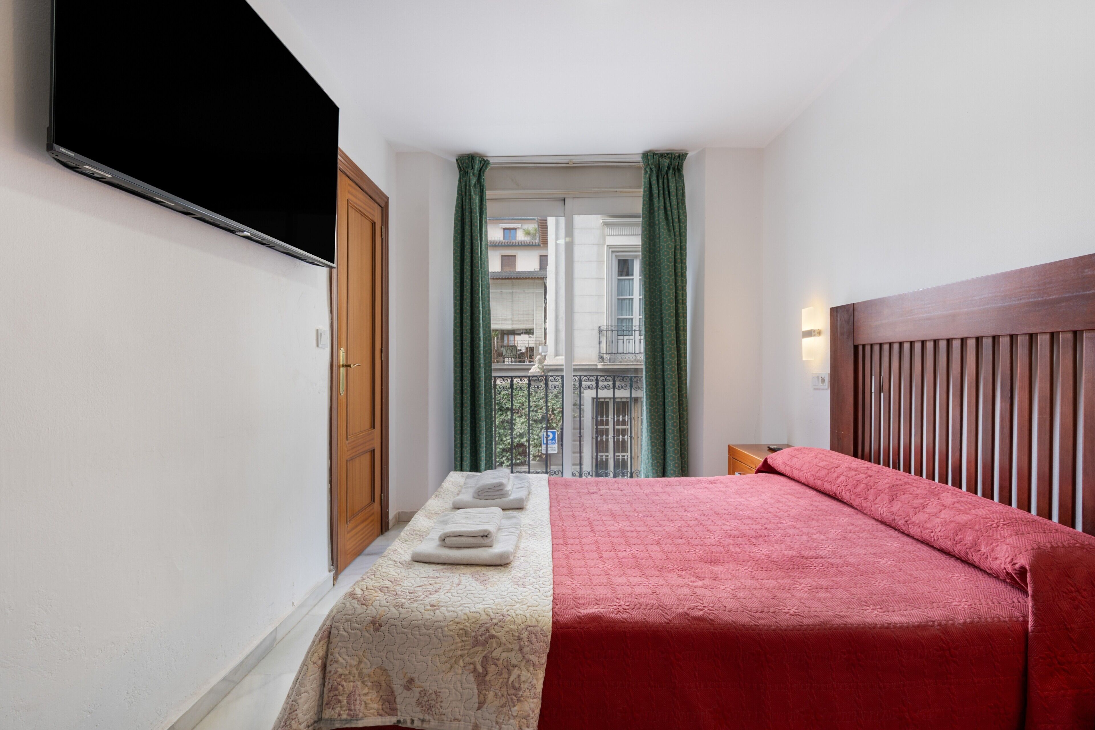 Een strijkplank/strijkijzer, wifi, beddengoed