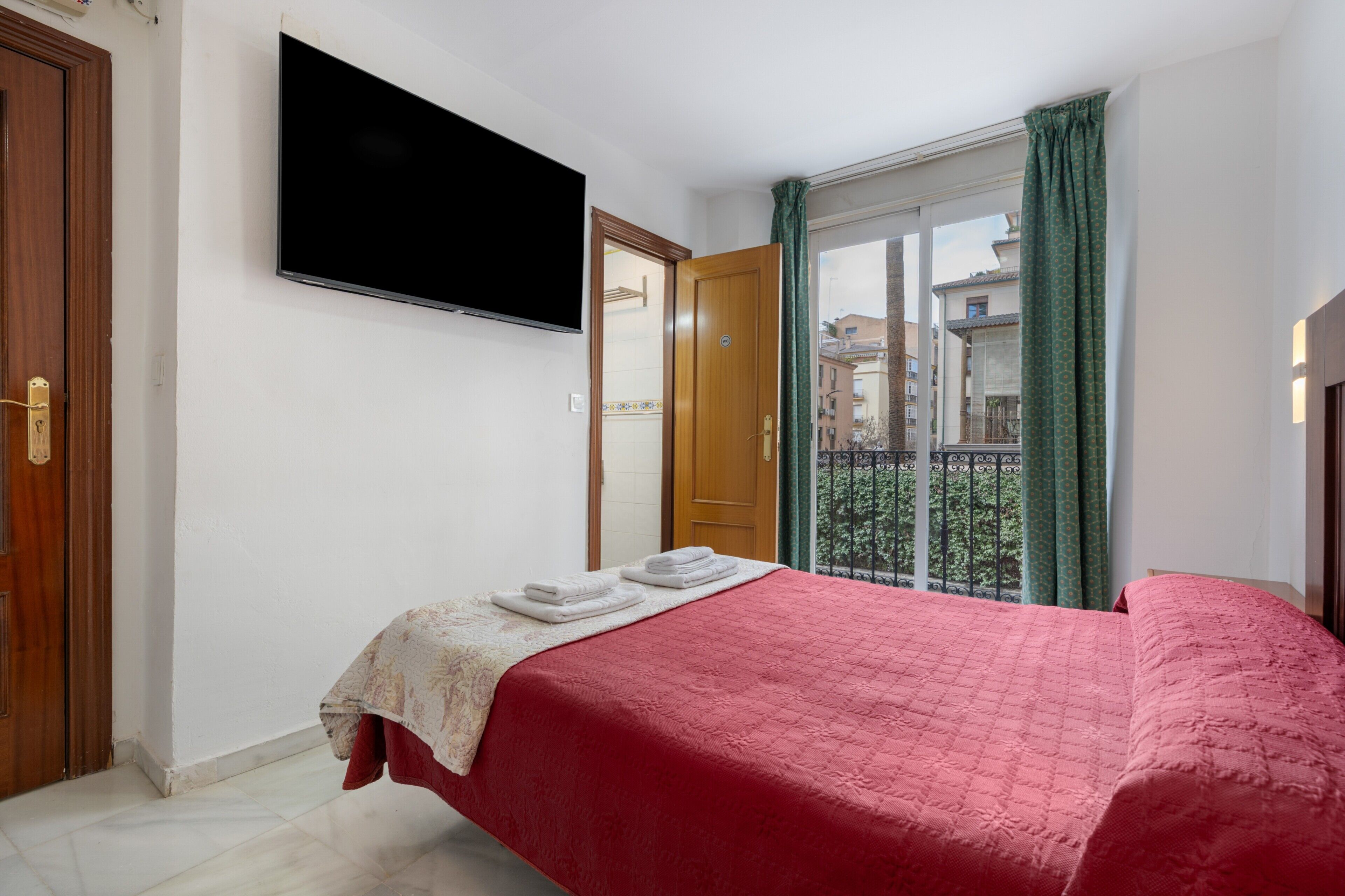 Een strijkplank/strijkijzer, wifi, beddengoed