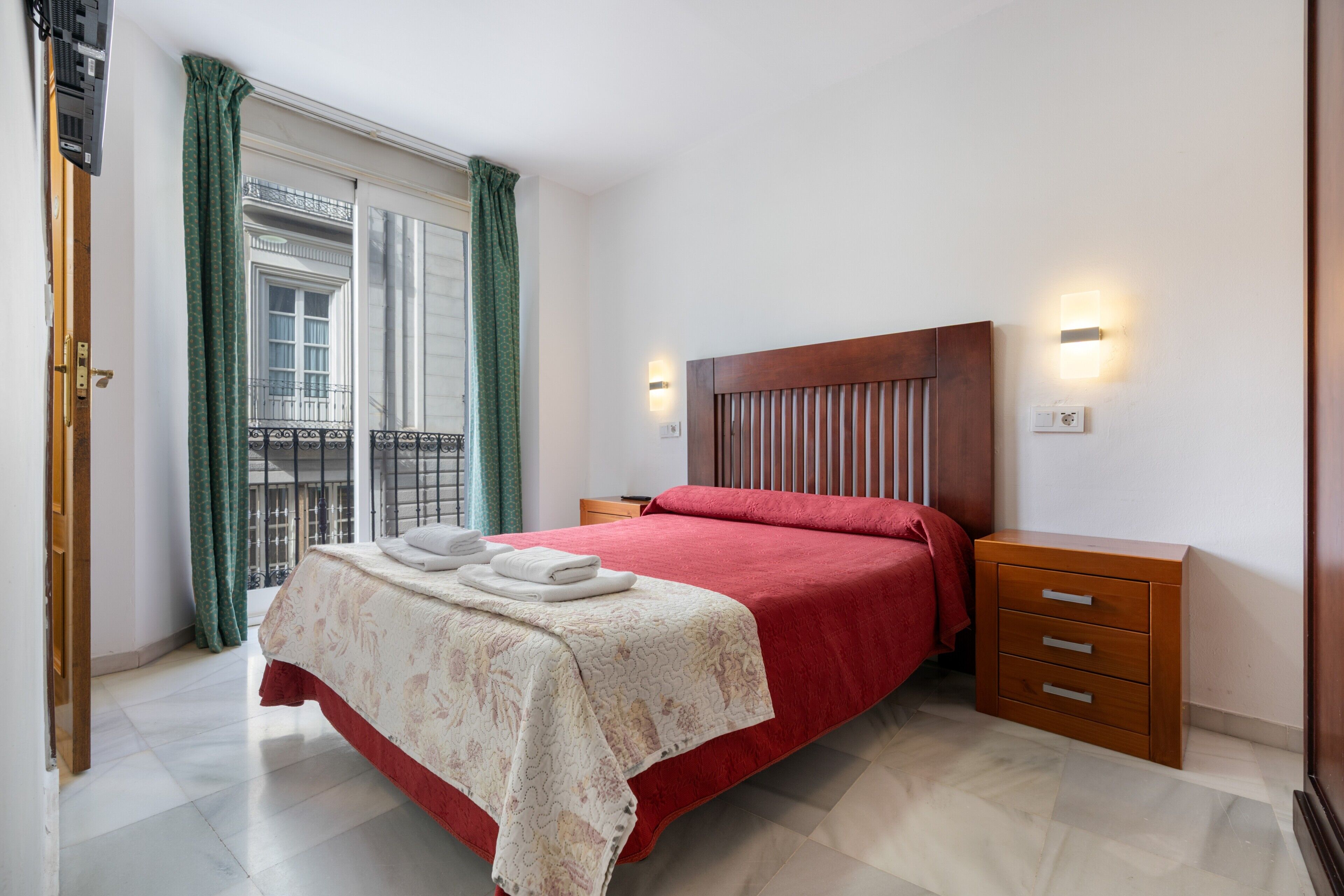 Een strijkplank/strijkijzer, wifi, beddengoed