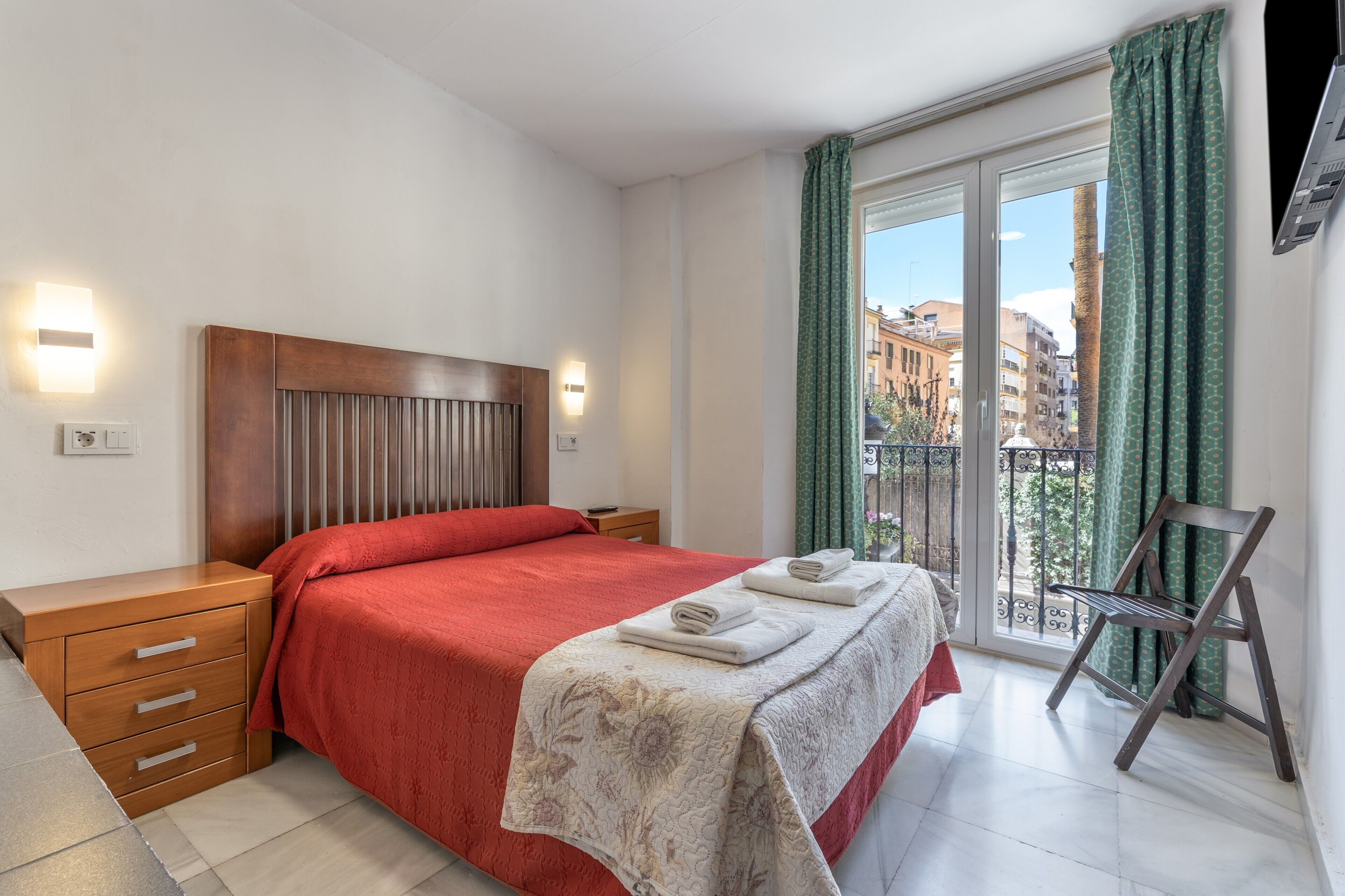 Iron/ironing board, WiFi, bed sheets