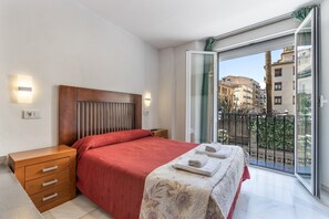 Iron/ironing board, WiFi, bed sheets - Room 'Habitación 101' with Balcony, Wi-Fi and Air Conditioning (Granada)