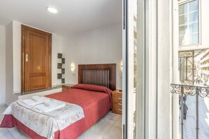 Tabla de planchar con plancha, wifi, ropa de cama