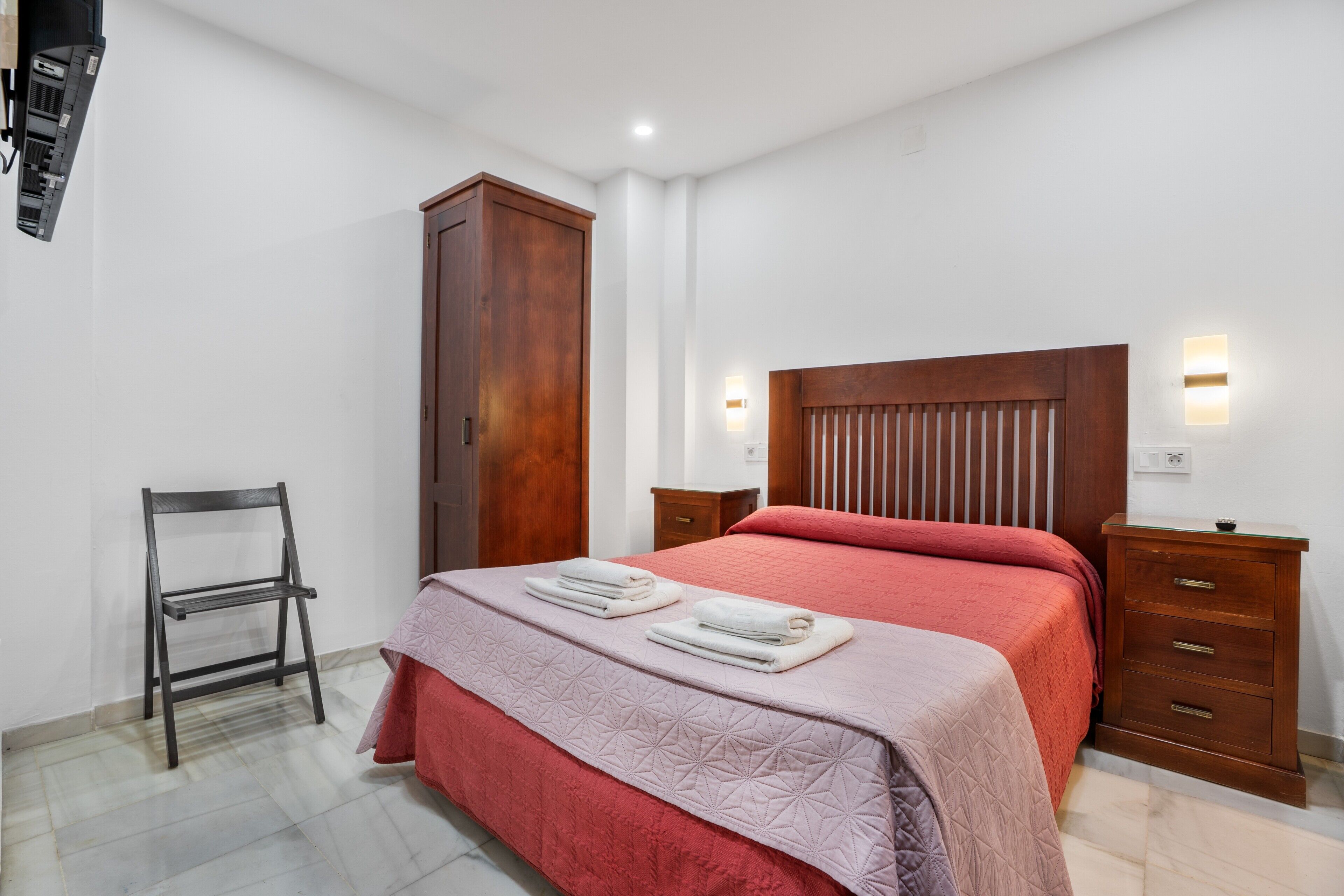 Iron/ironing board, WiFi, bed sheets