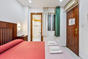 Tabla de planchar con plancha, wifi, ropa de cama