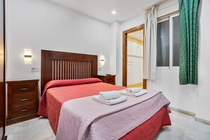 Iron/ironing board, WiFi, bed sheets - Room 'Habitación 103' with Wi-Fi and Air Conditioning (Granada)