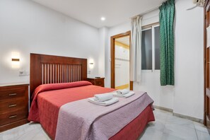 Iron/ironing board, WiFi, bed sheets - Room 'Habitación 103' with Wi-Fi and Air Conditioning (Granada)