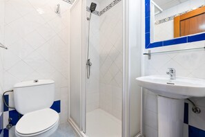 Shower, towels - Room 'Habitación 204 Triple' with Balcony, Wi-Fi and Air Conditioning (Granada)