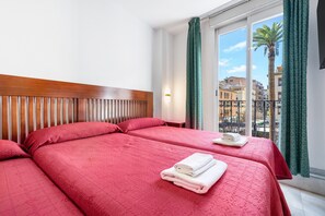 Tabla de planchar con plancha, wifi, ropa de cama