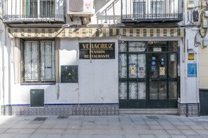 A building with a sign reading 'VERACRUZ PENSION RESTAURANTE' and a tiled entrance. - Room 'Habitación 204 Triple' with Balcony, Wi-Fi and Air Conditioning (Granada)