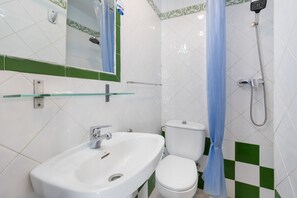Shower, towels - Room 'Habitación 205 Triple' with Balcony, Wi-Fi and Air Conditioning (Granada)