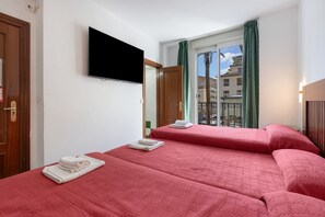 Tabla de planchar con plancha, wifi y ropa de cama 