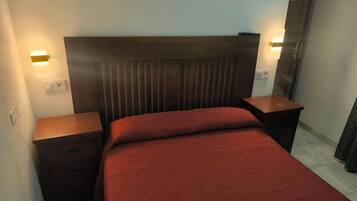 Een strijkplank/strijkijzer, wifi, beddengoed