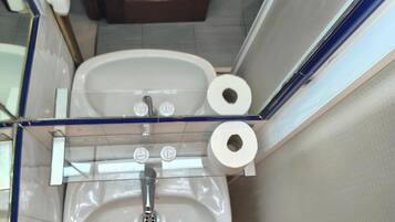 Een douche, handdoeken