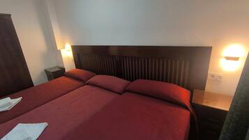 Een strijkplank/strijkijzer, wifi, beddengoed