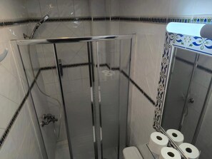 Douche, serviettes fournies
