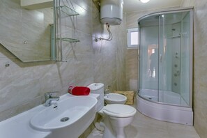 シャワー、タオル、石鹸、トイレットペーパー