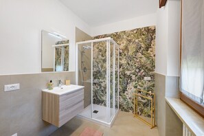 Douche, sèche-cheveux