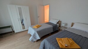 Tabla de planchar con plancha, wifi y ropa de cama 