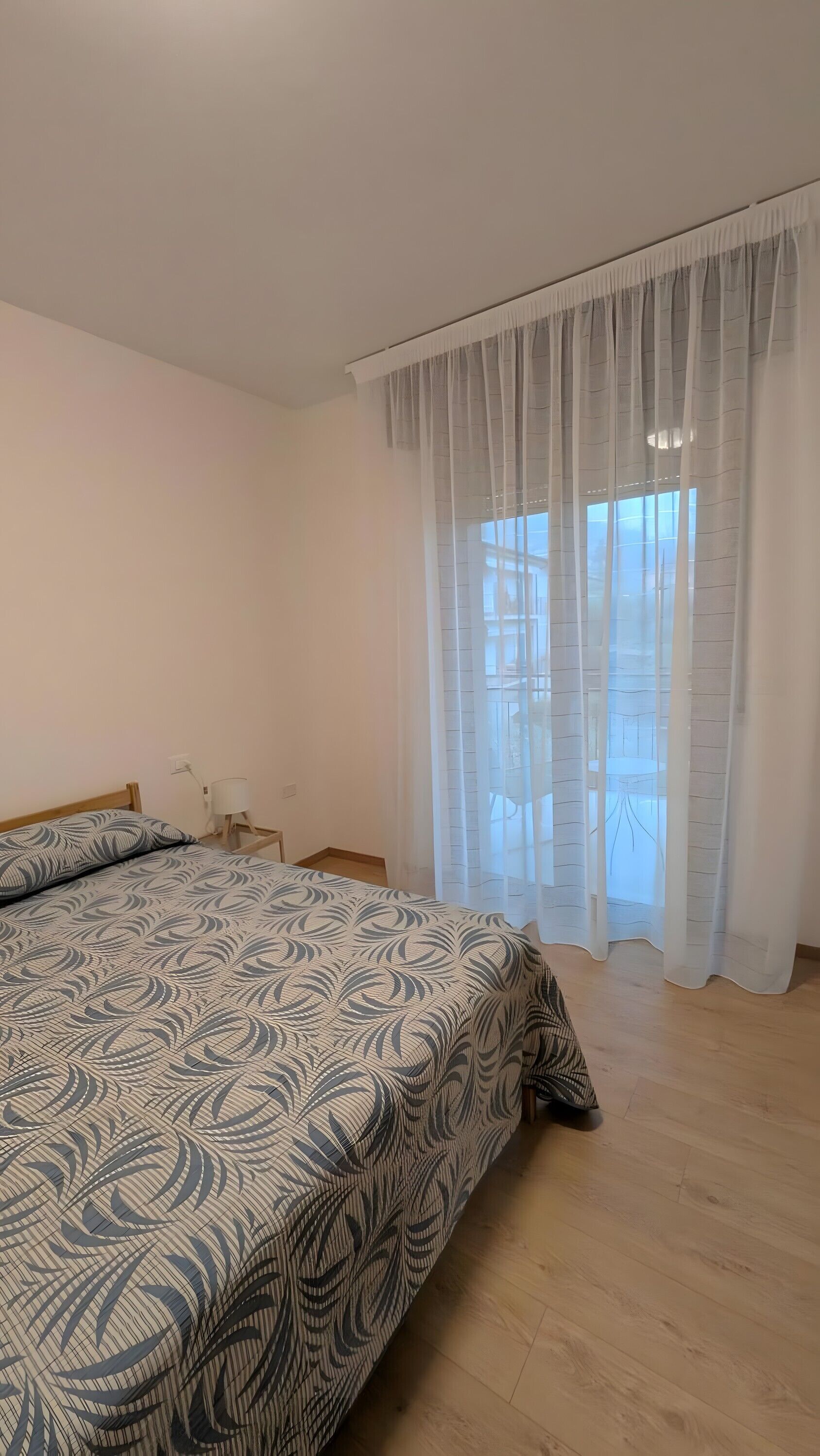 Een strijkplank/strijkijzer, wifi, beddengoed