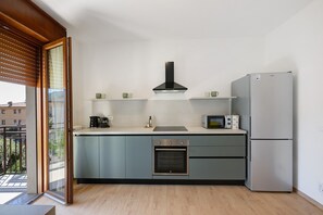 Kühlschrank, Mikrowelle, Ofen, Herdplatte