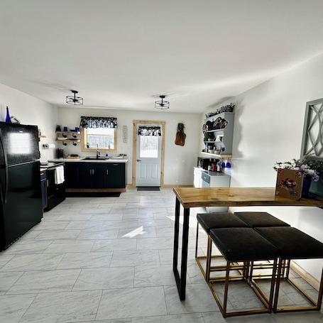 Paper towels. Cozy newly built 1-bedroom unit 2 Kentucky Bay in charming Smithfield Maine