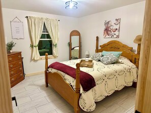 Iron/ironing board, WiFi, bed sheets - Cozy  newly built 1-bedroom apartment in charming Smithfield (Smithfield)