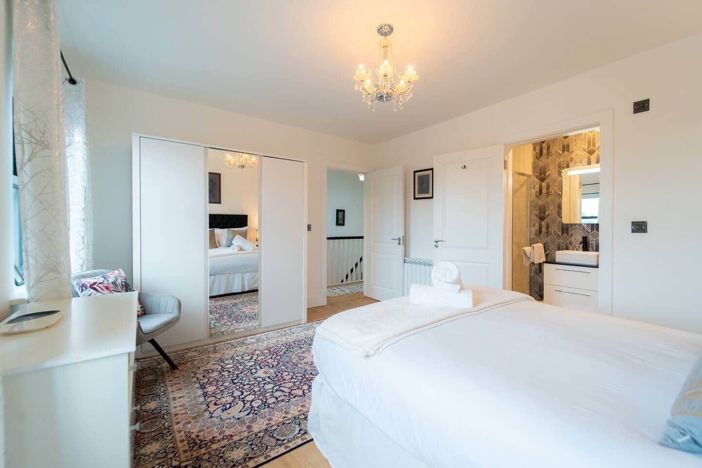 3 bedrooms, iron/ironing board, WiFi, bed sheets
