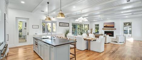 Refrigerador, microondas, horno y lavavajillas