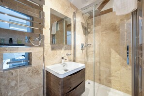 Classic Double Room | Bathroom | Shower, free toiletries, hair dryer, towels - Museum Residence Oxford (Oxford)