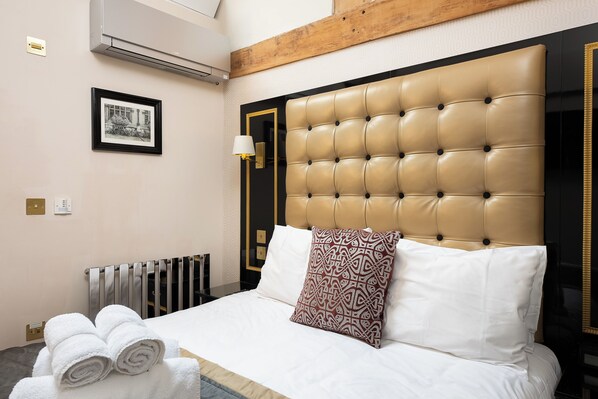 Classic Double Room | In-room safe, desk, laptop workspace, blackout curtains - Museum Residence Oxford (Oxford)