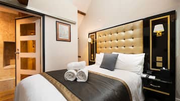 Pengeskab på værelset, skrivebord, arbejdsområde til bærbare computere