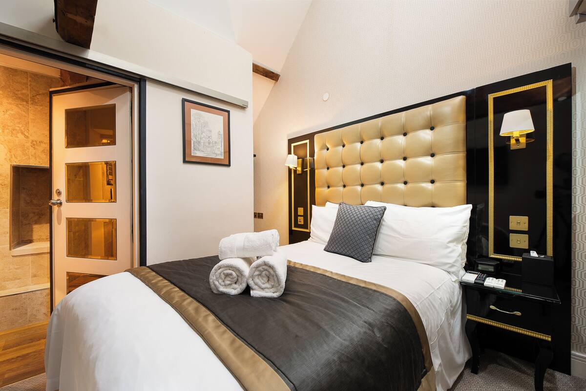 Classic Double Room | In-room safe, desk, laptop workspace, blackout drapes