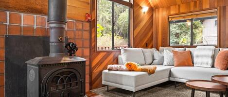 Télévision, cheminée, baby-foot, espaces bureaux