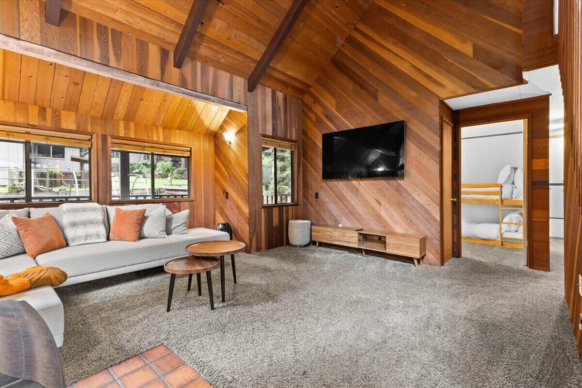 电视、壁炉、桌上足球、办公室