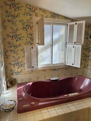 Hair dryer, towels - Cottage 9 – Downtown Jacksonville Retreat Steps from Shops & Britt Gardens (Jacksonville)