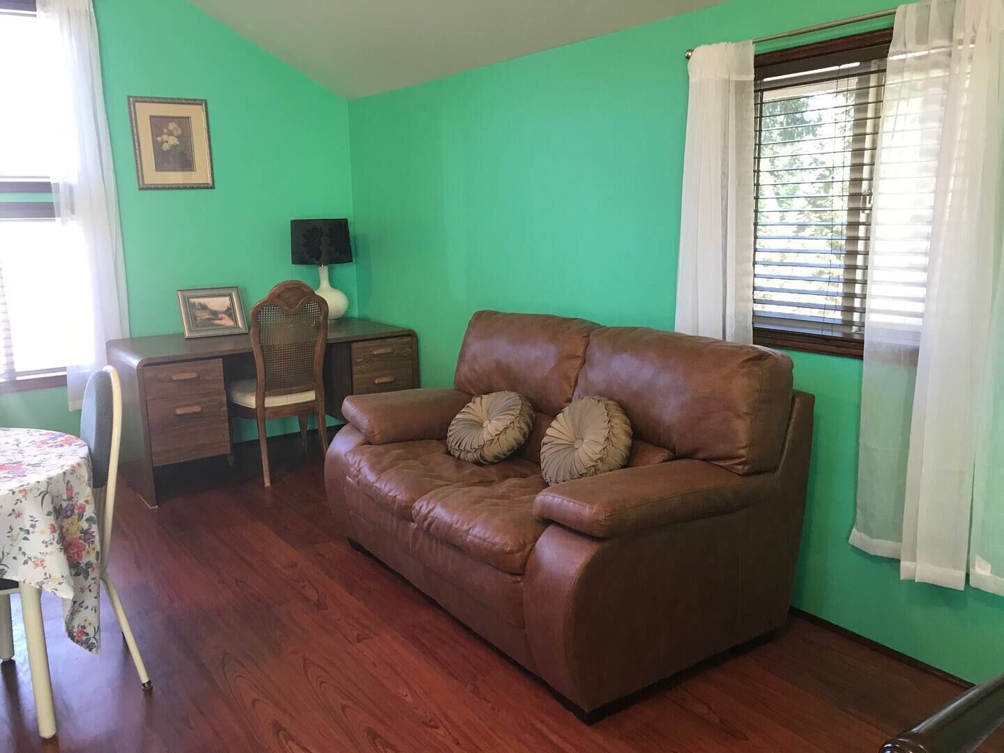 Televisión y oficina 