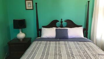 Tabla de planchar con plancha, wifi gratis y ropa de cama