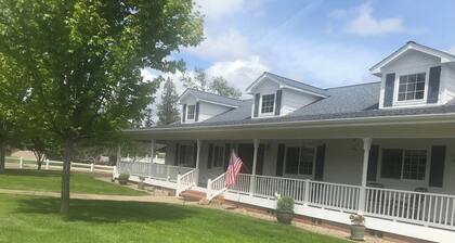 Guests will enjoy full, exclusive access to the upstairs condoâcomplete comfort and privacy.