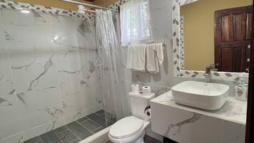 Dobbeltrom, elveutsikt | Bad | Håndklær