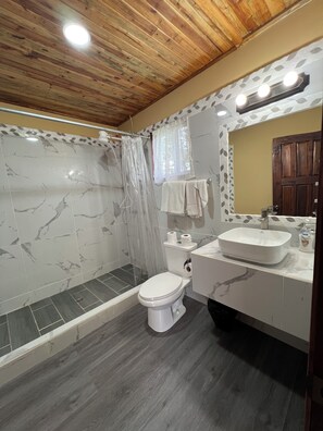 Habitació doble, vistes al riu | Bany | Tovalloles