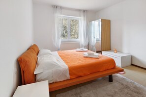 Tabla de planchar con plancha, wifi y ropa de cama 