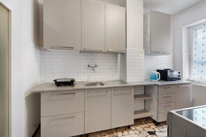 Frigorífico, microondas, horno y placa de cocina
