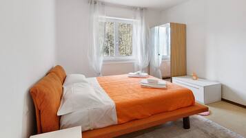 Tabla de planchar con plancha, wifi y ropa de cama