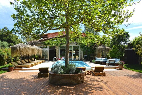 2 Private Villas in Large Estate. Sleeps 22. Near Airport